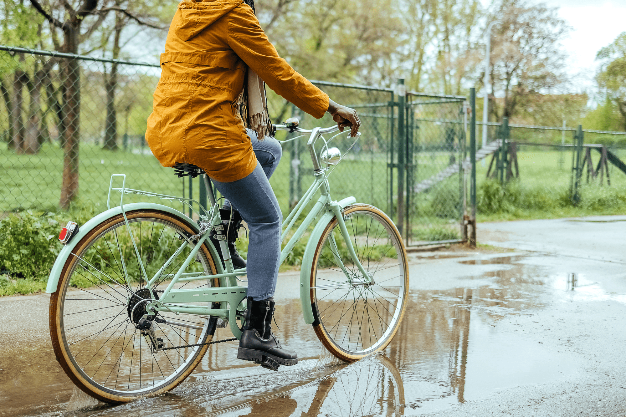 femme sur un vélo sous la pluie